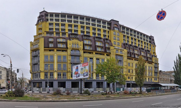 Хозсуд Киева обязал застройщика снести надстройку выше восьмого этажа над “домом-монстром” на Подоле