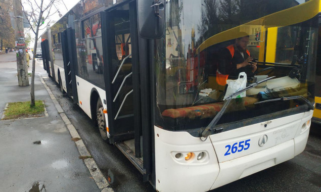 В Киеве на остановке загорелся троллейбус с пассажирами в салоне