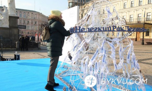 На Михайловской площади в Киеве установили артобъект в форме человеческих легких (фото)