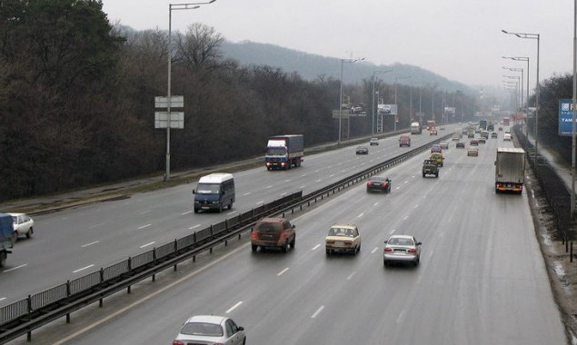 На Столичном шоссе в Киеве лихач промчался со скоростью 222 км в час