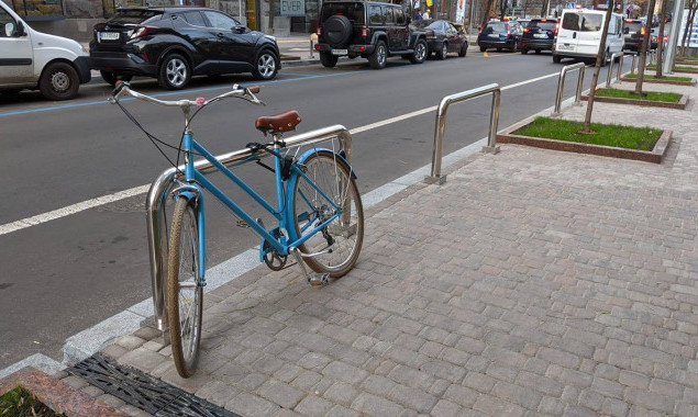 В центре Киева впервые установили приспособленное для парковки велосипедов антипарковочное средство