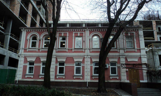 В Киеве застройщик несмотря на предписание и до решения суда снес старинную усадьбу на улице Лабораторной