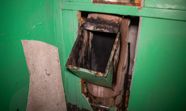 На столичных Березняках в жилом доме взорвался мусоропровод (фото, видео)