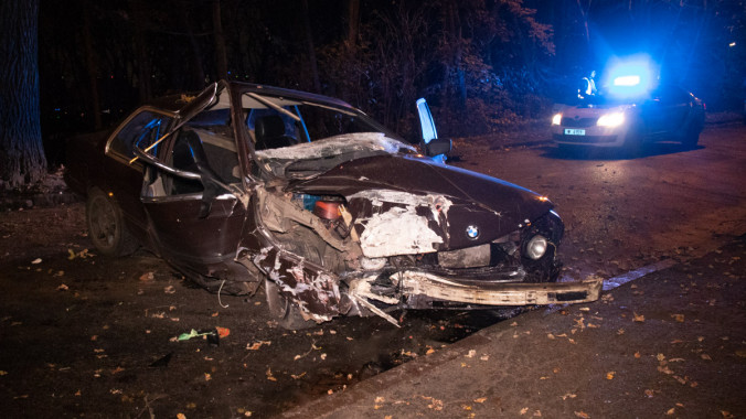 Ночью в Киеве на улице Родимцева автомобиль BMW “влетел” в дерево (фото, видео)