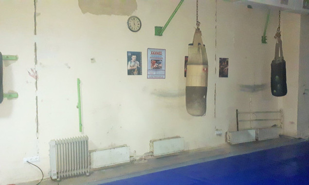 В Святошинской РГА подписали акты выполненных работ по недоделанному ремонту в подростковой секции бокса “Сокол”