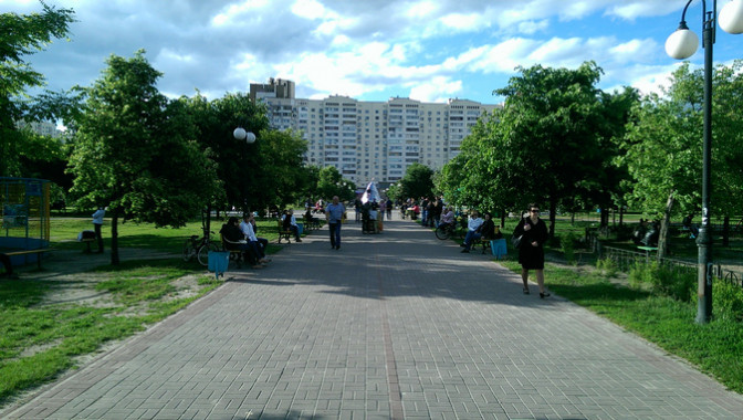 Руководство Дарницкого района попросили срочно решить проблему с освещением в парке “Позняки”