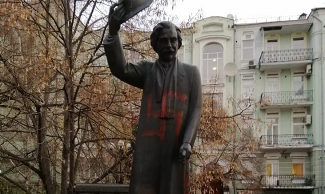 В Киеве вандалы осквернили памятник еврейскому писателю Шолом-Алейхему (фото)