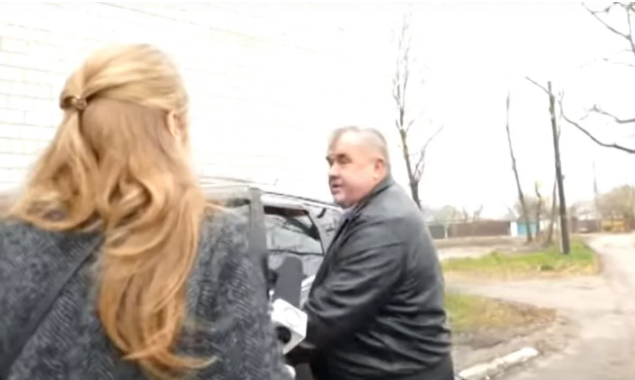 Глава сельсовета Дударкова на Киевщине протащил журналиста на капоте (видео)