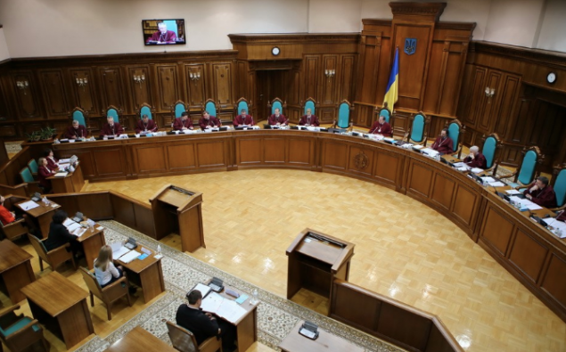КСУ решит, согласуется ли с Конституцией лишение депутатского мандата за прогулы и “кнопкодавство”