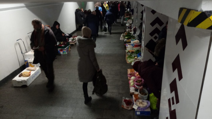 Киевляне возмущены стихийной торговлей в недавно отремонтированном переходе метро “Святошин”