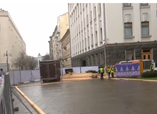 Под Офисом президента в Киеве без разрешения столичных властей обустраивают каток (фото)