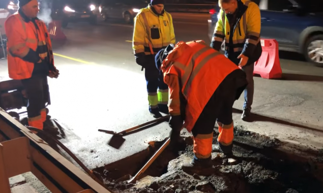На мосту Патона в месте аварийного проседания покрытия обнаружили повреждение плиты автопроезда (видео)
