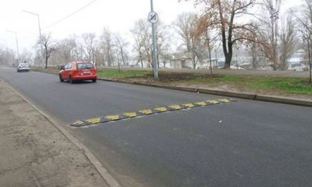 На улице Приречной в Оболонском районе Киева установили принудительные средства снижения скорости (фото)