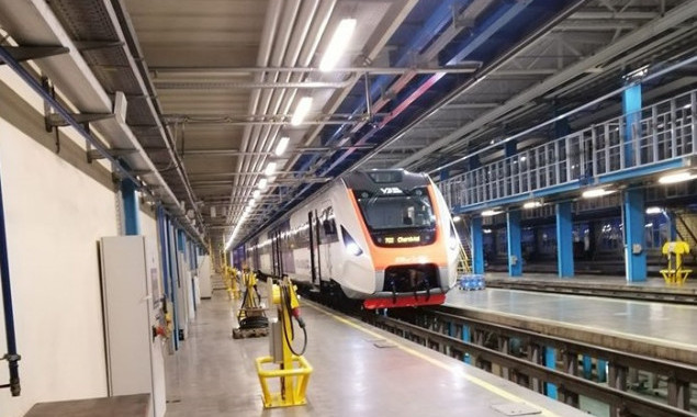 В Киев прибыл дизель-поезд Крюковского вагоноремонтного завода, который может усилить экспресс в “Борисполь”