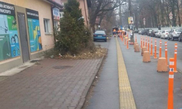 В борьбе за тротуар с тактильной плиткой столичные коммунальщики установили 88 делиниаторов на улице Львовской (фото)