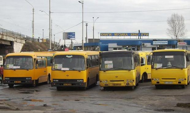 В КГГА решили на конкурсе распределить среди перевозчиков 36 автобусных маршрутов (документ)
