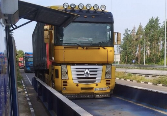 За неделю на въездах в Киев остановили 22 грузовика с перегрузом