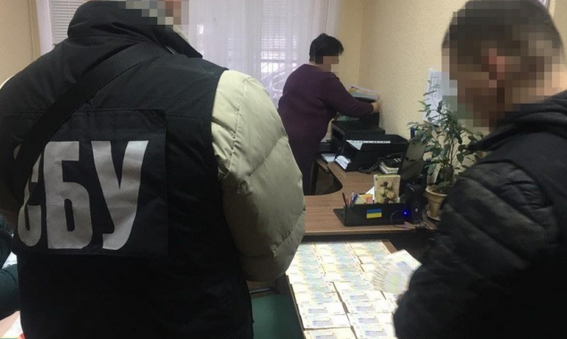 СБУ задержала в Киеве при получении взятки двоих сотрудников Национальной академии аграрных наук (фото)