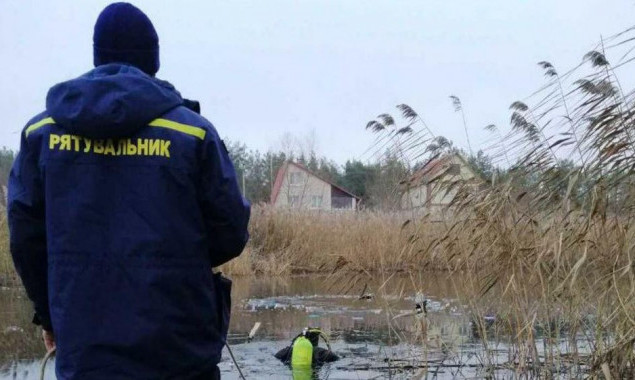 На Киевщине из озера достали тела двоих мужчин, провалившихся под лед (фото)