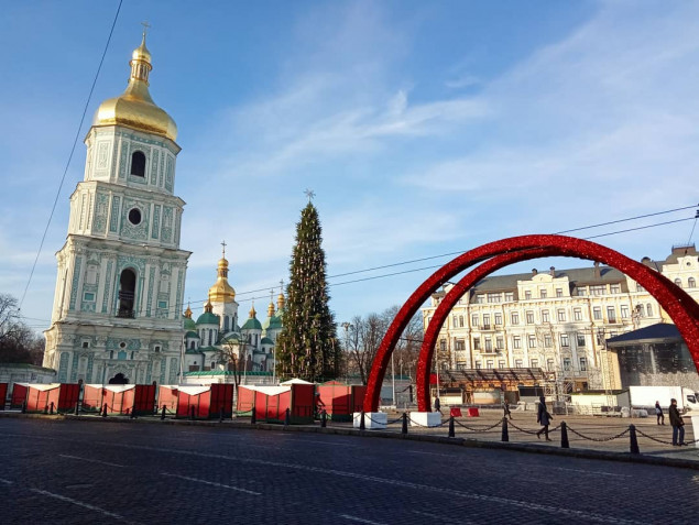 На Софийской площади в Киеве установили главную елку страны (видео)