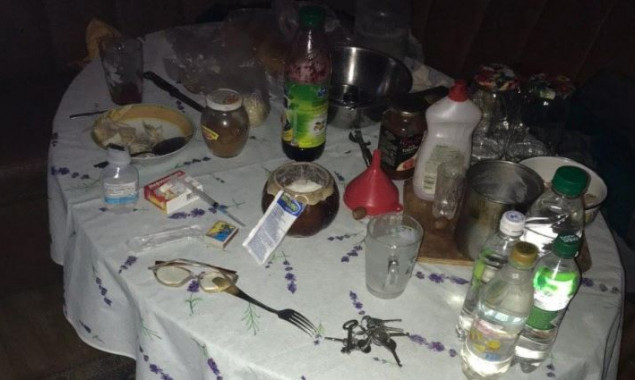 Двое мужчин на Киевщине отравились суррогатным алкоголем, один из них умер