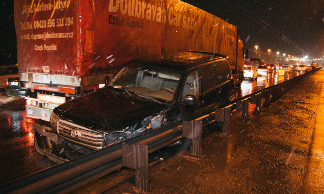 На мосту Патона в Киеве произошло ДТП с тремя пострадавшими (фото, видео)