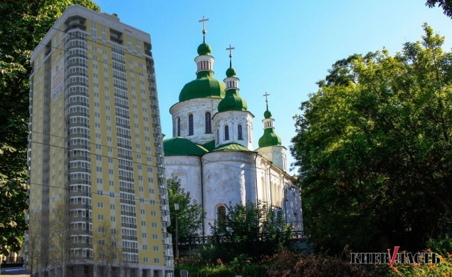 Суд разрешил ООО “Стривер Девелопмент” строить “небоскребы” вблизи  Кирилловской церкви