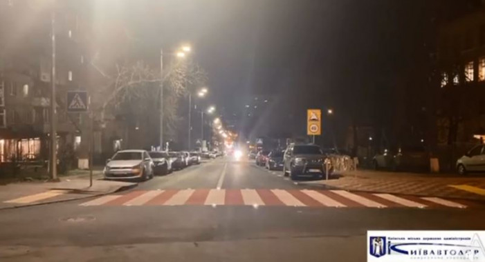 На пешеходных переходах на улице Федорова в Киеве установили LED-фонари на солнечных батареях (видео)