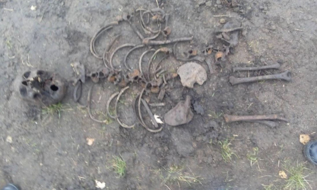 На территории школы в Борисполе нашли два человеческих скелета (фото)