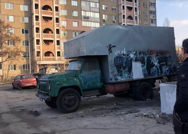 Патрульную полицию попросили убрать брошенный грузовик во дворе одного из домов по улице Архитектора Вербицкого