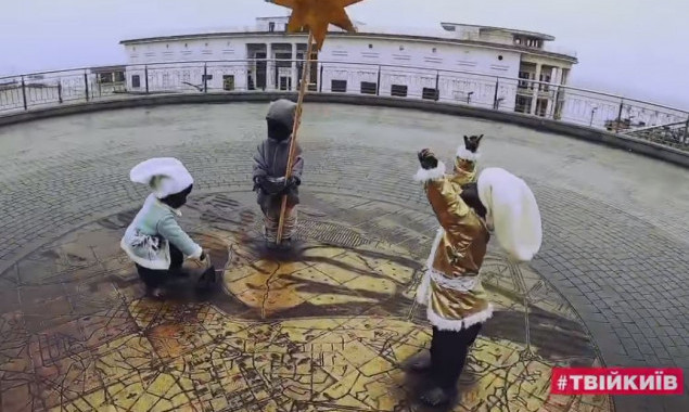 Скульптуры малышей-основателей Киева на Почтовой площади нарядили в новогодние костюмы (фото)