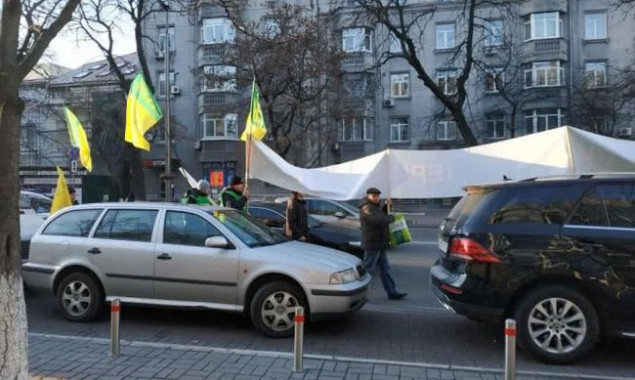 Движение двух автобусов в Киеве задерживается из-за митингующих