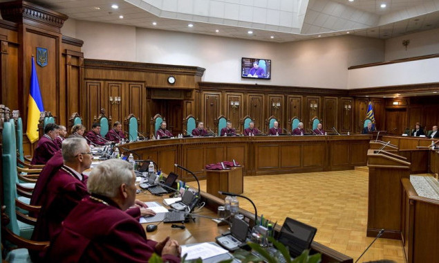 КСУ одобрил инициативу президента сократить количество нардепов до 300