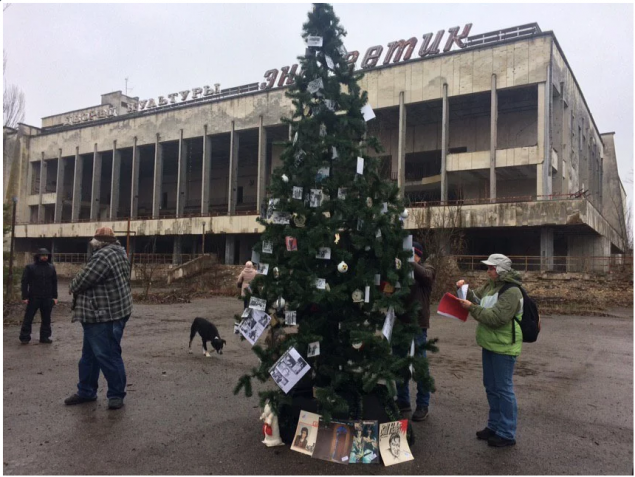 В Припяти установили новогоднюю елку (фото)