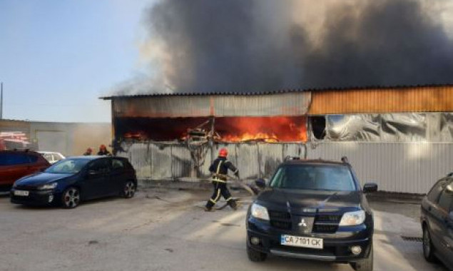 В Святошинском районе Киева произошел пожар в производственном ангаре (фото)