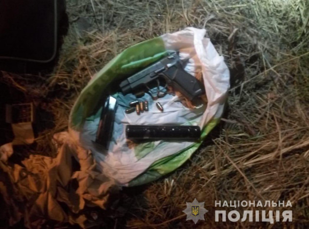 На Киевщине водитель выбросил из автомобиля пакет с оружием во время побега от полиции (фото, видео)