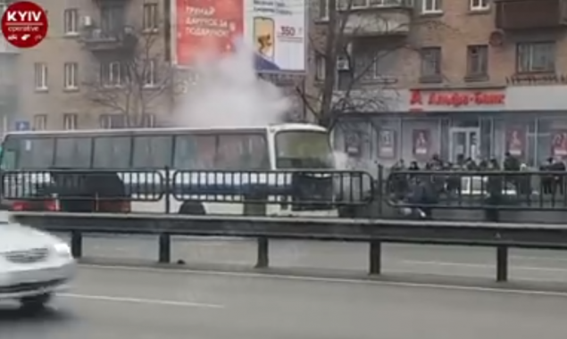 На столичном проспекте Победы на ходу загорелся междугородний рейсовый автобус с пассажирами (видео)