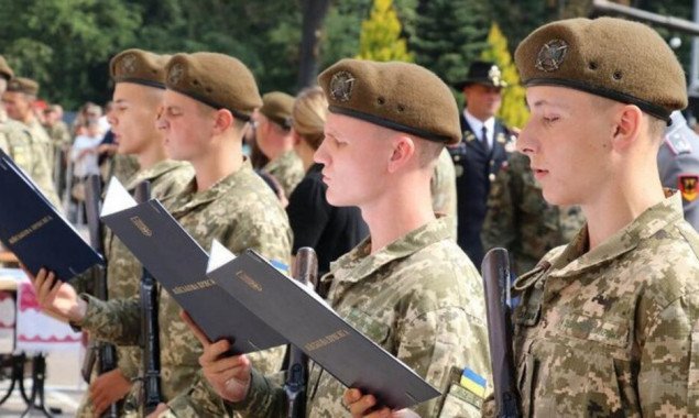 Министр обороны пообещал не призывать весной на военную службу молодежь до 20 лет