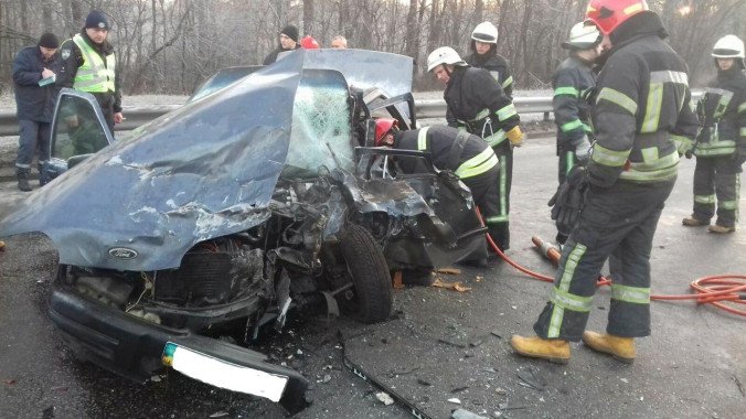 На Братиславской внедорожник “вынесло” на встречку, из-за чего погиб водитель легкового автомобиля (фото, видео)