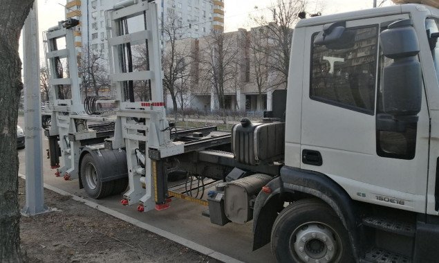 В Киеве начали работать эвакуаторы, которые эвакуируют автомобиль за одну-две минуты (видео)