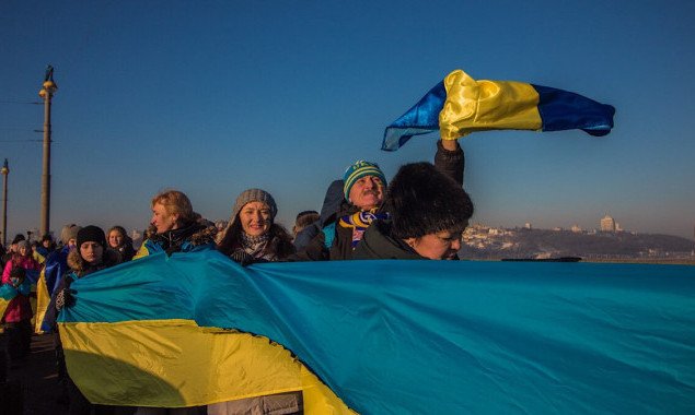 В Киеве ко Дню Соборности два берега Днепра традиционно соединили живой цепью (фото, видео)