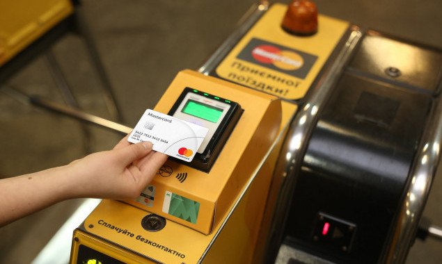 В столичном метро уже более 100 миллионов поездок оплачено бесконтактными банковскими картами и гаджетами