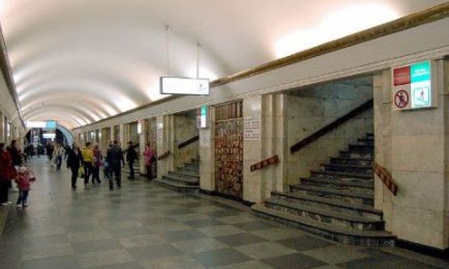 Столичную станцию метро “Майдан Независимости” и переход на “Крещатик” закрыли из-за сообщения о минировании