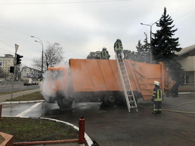 Столичные спасатели ликвидировали пожар в загоревшемся мусоровозе в Днепровском районе