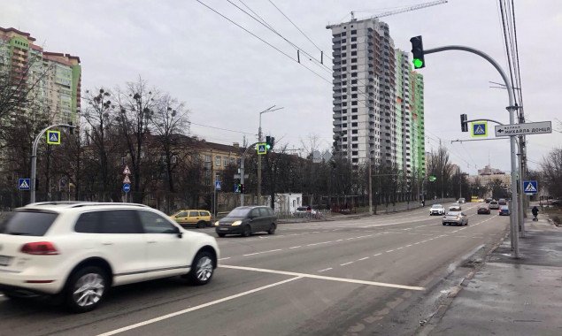На трех пешеходных переходах на проспекте Отрадном в Киеве коммунальщики установили 15 светофоров (фото)
