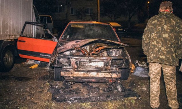 На столичной Троещине сгорел автомобиль, в котором жил хозяин (фото, видео)