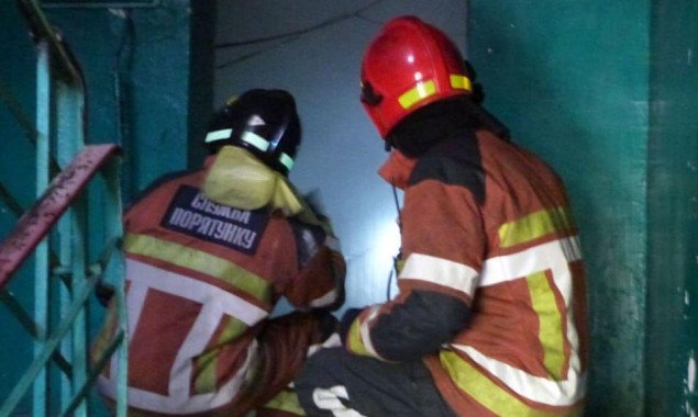 В Киеве спасатели при помощи лестницы через балкон эвакуировали мужчину из горящей квартиры