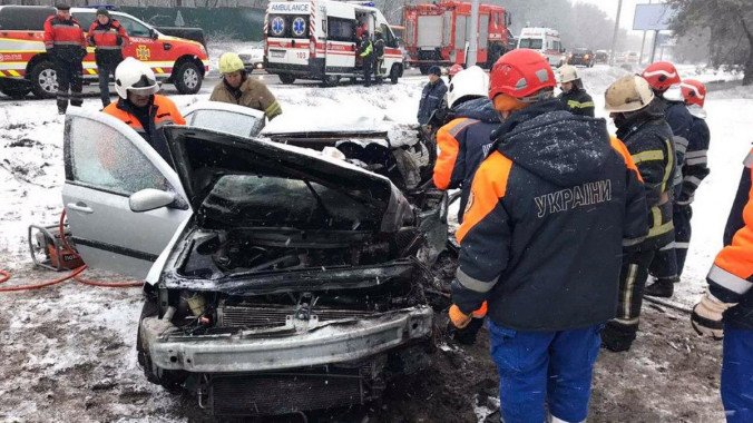 В Конча-Заспе в результате лобового столкновения автомобилей погиб один человек и двое пострадали (фото, видео)