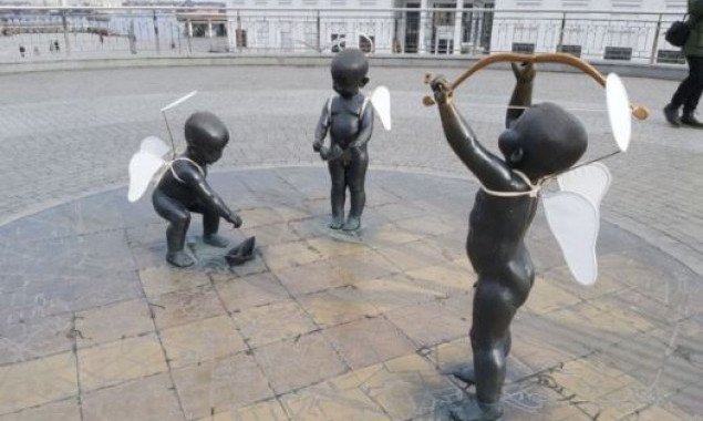 Скульптуры малышей-основателей Киева переодели в купидонов (фото, видео)