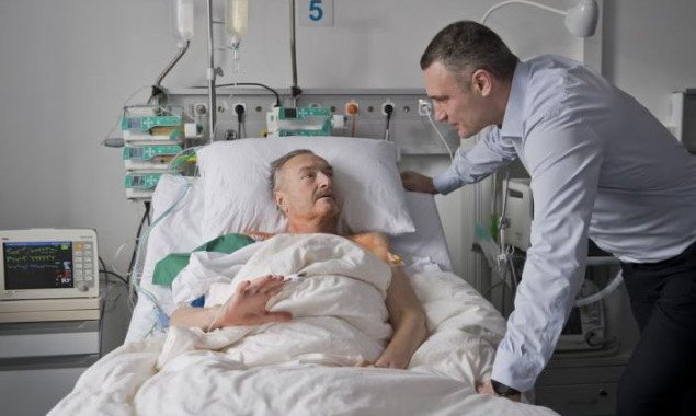 За бюджетные 5 млн гривен в коммунальной больнице Киева мужчине пересадили механическое сердце (фото)